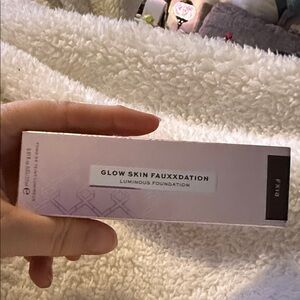 Revolution Glow Skin Fauxxdation Luminous Foundation FN18